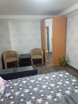 Квартира находится на правом берегу, до центра 6-7 мин езды
