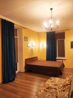 1-k. apartment, studio, Kiev'in tarihi merkezinde, 4 katlı b