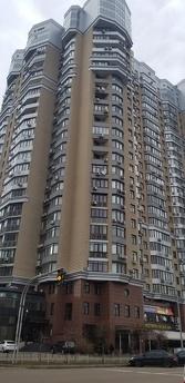 Sergi Merkezi yakınında 3 bin daire, Kyiv - günlük kira için daire