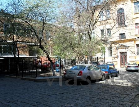 Center of the Deribasovskaya district, Odessa - apartment by the day