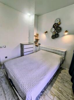 Such a bright, bright studio apartment in the very center of