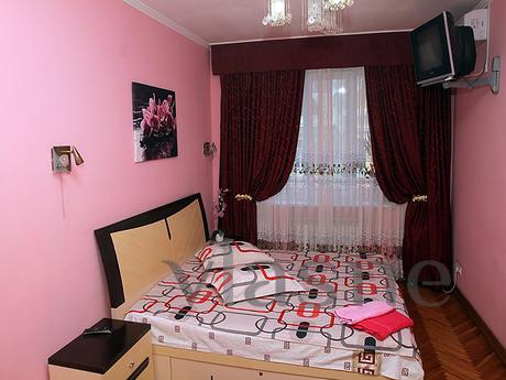 Rent 2nd apartment in the center of Kiev. The apartment has 