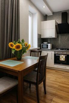 Stylish 2-room suite on Metallurgov, Zaporizhzhia - apartment by the day