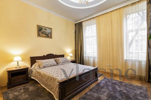 Şehir merkezinde güzel üç yatak odalı daire. Lviv Opera Bina