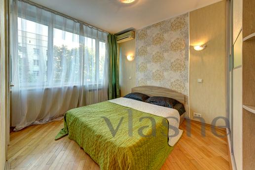 Three-room apartment in the center of Kiev on Bogdan Khmelny