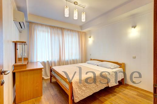 Квартира з трьома кімнатами (2 спальні та вітальня в стилі а