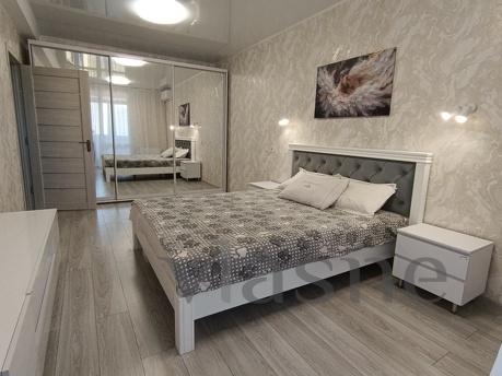 Daire, denizin karşısında, yeni bir binada yer almaktadır. D